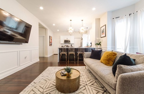 Everett Apartment | nBoston Luxury Home, Free parking, 5 mins to the Casino, 10 minutes to airport.