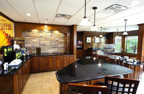 South Side Condo | Near Area Beaches | Free Breakfast & Pool Access!