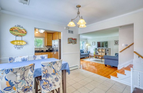 Royal Oak House | Near Beaumont/Royal Oak/Birmingham 3/2 Sleeps 8, Pets OK, Hrdwd Flrs, Fireplace