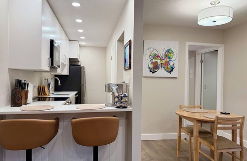 Oak Lawn Condo | Near Dallas Market Center & Walk to Vibrant Cedar Springs Strip w/Gated Parking