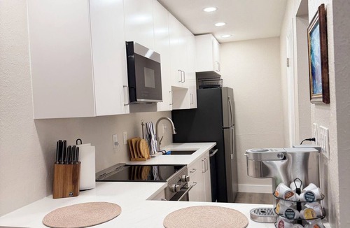 Oak Lawn Condo | Near Dallas Market Center & Walk to Vibrant Cedar Springs Strip w/Gated Parking