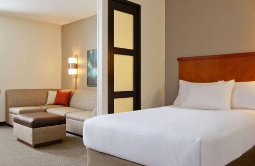 St. Johns Hotel | Near High Five Entertainment! FREE Parking, Outdoor Pool, Pets Allowed!
