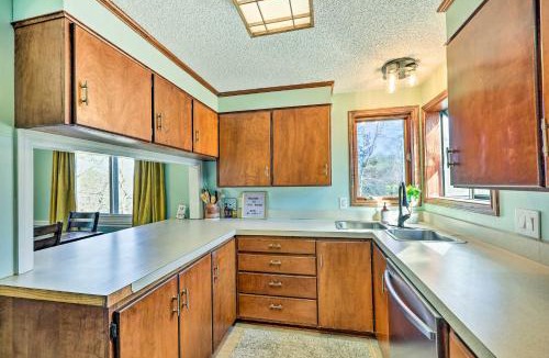 Mid America House | Near Ouachita River Home with Deck in Hot Springs