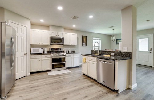 Klein House | Near The Woodlands! Group Retreat w/Yard & Patio