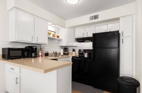 Royal Oak Apartment | New! 1BR Corner Flat | King Bd | Central Royal Oak