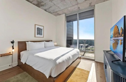 Rainey Street Historic District House | NEW 1BR Scenic Retreat with Rooftop pool on Rainey St