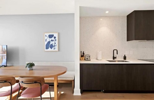 Rainey Street Historic District House | NEW 1BR Scenic Retreat with Rooftop pool on Rainey St