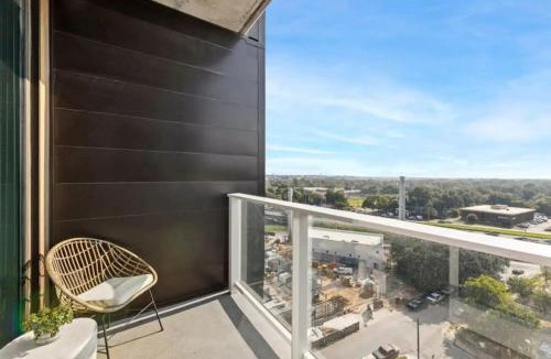 Rainey Street Historic District House | NEW 1BR Scenic Retreat with Rooftop pool on Rainey St
