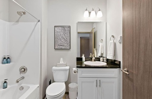 South Perry District Apartment | New 2 Bd 2 Bth Near Perry Dist and Downtown