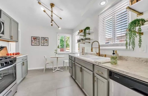 Anchorville House | NEW 20% OFF - Grosse Pointe/Detroit Relaxing Home