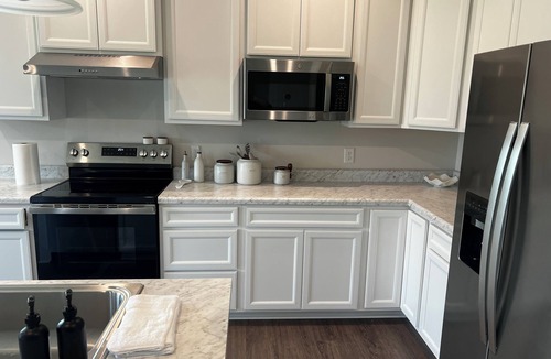 Wooster House | New 2024 Luxury 3BR Home Near Downtown Wooster & College