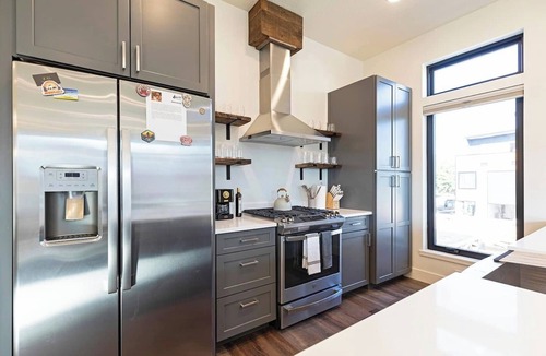 Franklin to the Fort House | New 3 story home - Walking distance to the Milwaukee Trail and Good Food Store