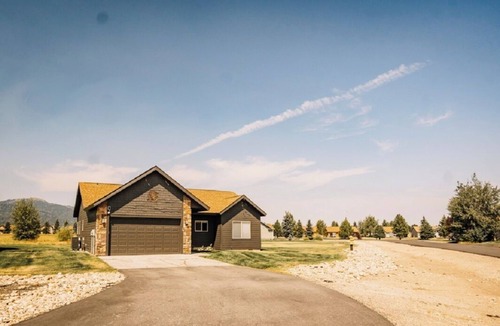 Donnelly House | NEW 3King beds/2 bath, views, near Tamarack, Lake Cascade, kids/pet-friendly,