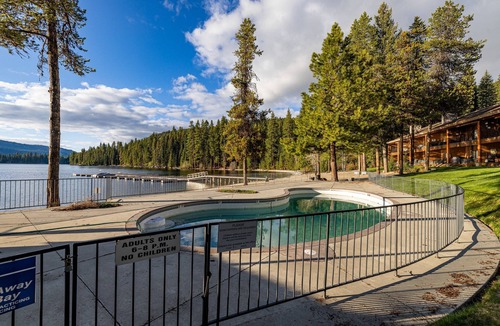 McCall House | New* 70s Lakefront condo in Tamarack Bay with dock, pool, beach