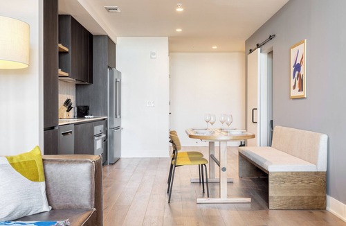 Rainey Street Historic District House | New Austin High Rise w/Luxe Amenities | Rooftop Pool, Gym, Yoga Studio & More!