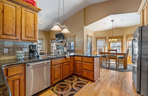 Donnelly House | New! Black Bear Inn - Pet friendly - trailer parking - close to lake - rustic