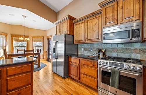 Donnelly House | New! Black Bear Inn - Pet friendly - trailer parking - close to lake - rustic