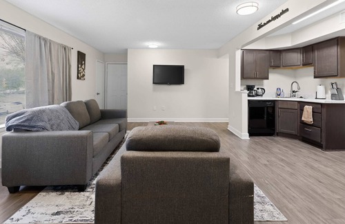 Columbia Apartment | New! Bright & Furnished Home Base Near USC