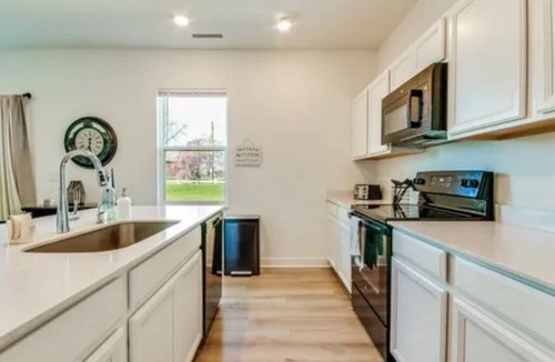 Maxwell House | New build! 4BR, Family Friendly,nYard+Garage