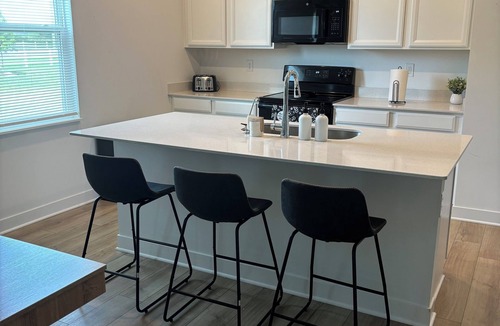 Maxwell House | New build! 4BR, Family Friendly,nYard+Garage