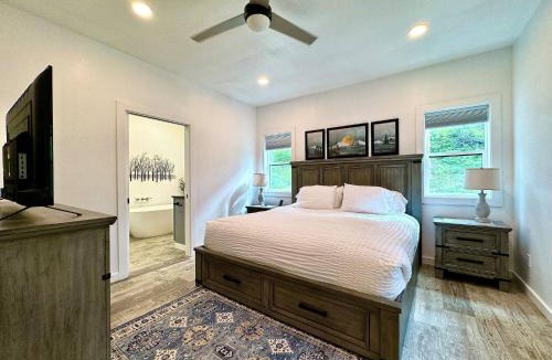 Somers Apartment | New Cabin w Private Hot Tub and Fire Pit