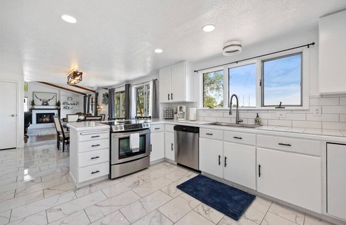 Twin Falls House | New! Canyon Rim home with waterfall trail!