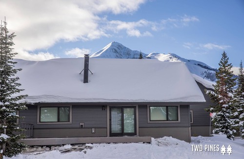Big Horn Condo | New Charming Big Horn Ski-In/Out Home! Cozy Fireplace, Walk to Resort!