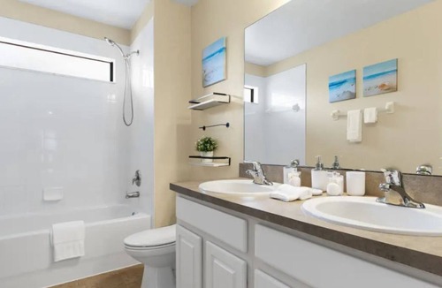 Calabria House | New! Cheerful 4 BR Pool Home 15min to Disney