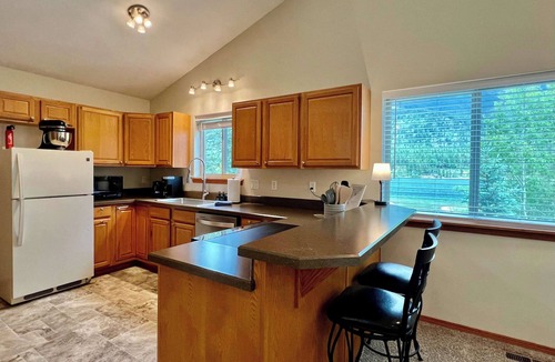 Kalispell Apartment | NEW! Cheerful Heritage Suite | Hot Tub | King Bed | Pet Friendly | Paddle Boards
