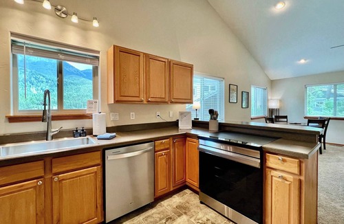 Kalispell Apartment | NEW! Cheerful Heritage Suite | Hot Tub | King Bed | Pet Friendly | Paddle Boards
