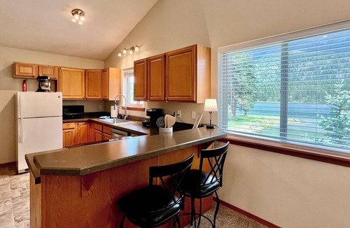 Kalispell Apartment | NEW! Cheerful Heritage Suite | Hot Tub | King Bed | Pet Friendly | Paddle Boards