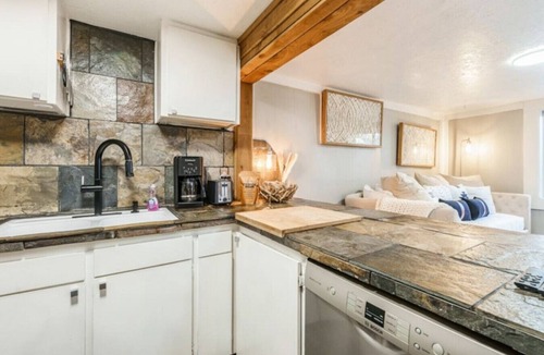 Veterans Park House | *NEW* Clean & Cozy Local Living-Walk to River/Lake