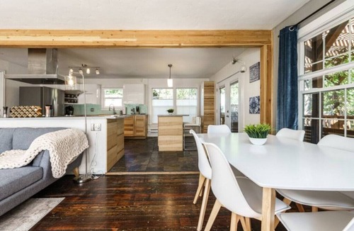 Veterans Park House | *NEW* Clean, Modern Paradise! *Walk to River/Lake*
