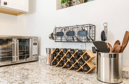 Veterans Park Apartment | *New* Comfortable Studio*Walk to River/Park/Coffee