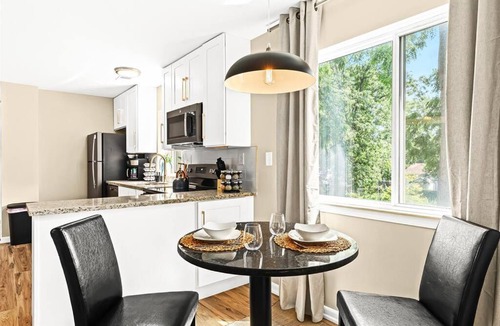 Roseville Apartment | New! Comfy 1BR Upper Flat near Downtown Roseville