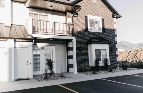 Logan House | NEW CONDO Cache Valley 3BR 2BA - Sleeps 7