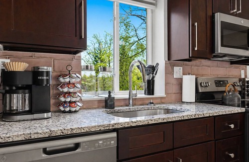 Roseville Apartment | New! Cozy 1BR Upper Unit in the Heart of Roseville