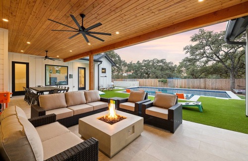 Dripping Springs House | -NEW-Downtown DRIP Pool/Spa/Golf/Pickleball/30Guests