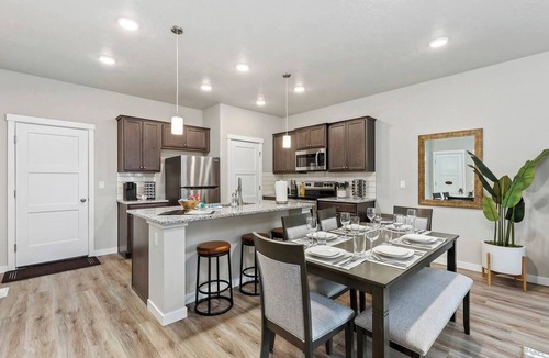 Meridian House | *New* Home ~ King Bed~ 4 TVs ~ WorkFromHome