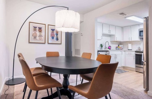 South Lamar Apartment | NEW King Suite on SoLa, Fully Stocked, Pool + Gym