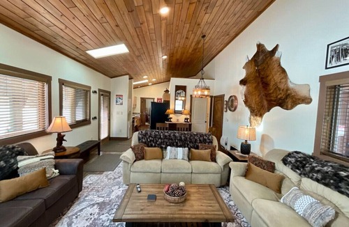 Gallatin Gateway Ski Chalet | NEW! LAST MINUTE SPECIAL! Spacious Modern Chalet, Close To Everything Big Sky, MT!