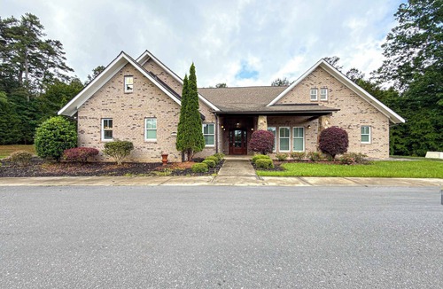 Matthews House | New Listing! 6Bed/6Bath-Great for Families/Groups!