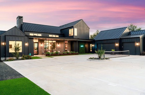 Henly House | NEW Luxe Estate, Pond, Pool, Pickleball, Animals, 20 PPL