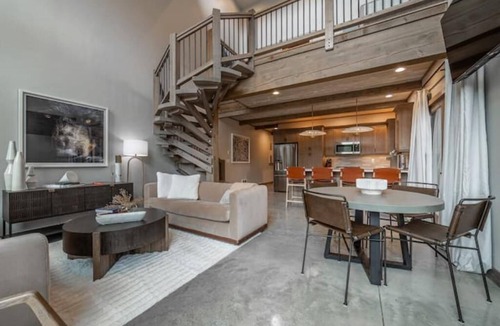 Coram House | New luxe townhouse mins to GNP! Spa! Game room!