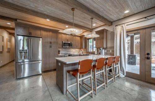 Coram House | New luxe townhouse mins to GNP! Spa! Game room!