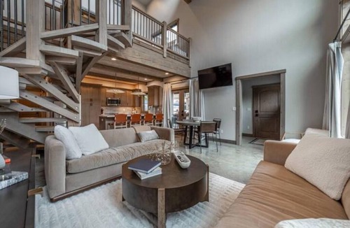 Coram House | New luxe townhouse mins to GNP! Spa! Game room!