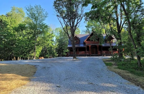 South Bloomingville Cabin | New luxurious Cabin, 10 min away from old man cave