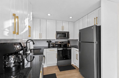 Eastpointe Apartment | New! Luxury 2BR Suite | 20 min to Downtown Detroit