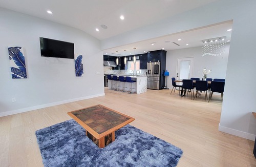 Los Angeles House | New luxury 3 bedroom home next to La Cienega Plaza