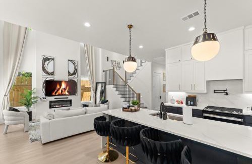 Dallas House | New Luxury 5BR 8BD Home Near Airport, Sleeps 10 plus